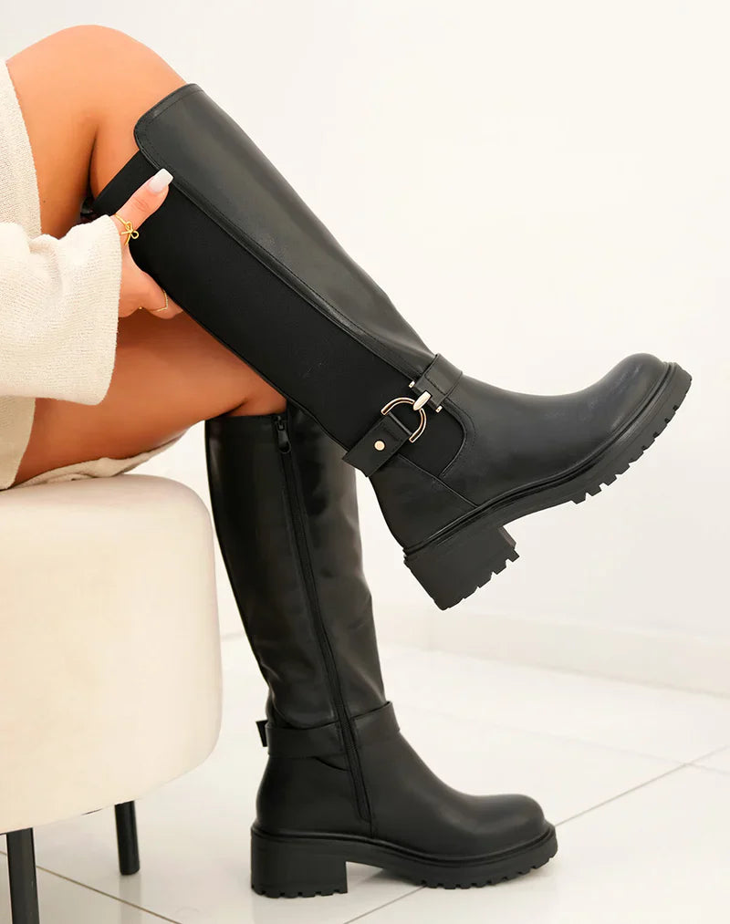 Czarne wysokie botki z elastycznym paskiem i złotym detalem